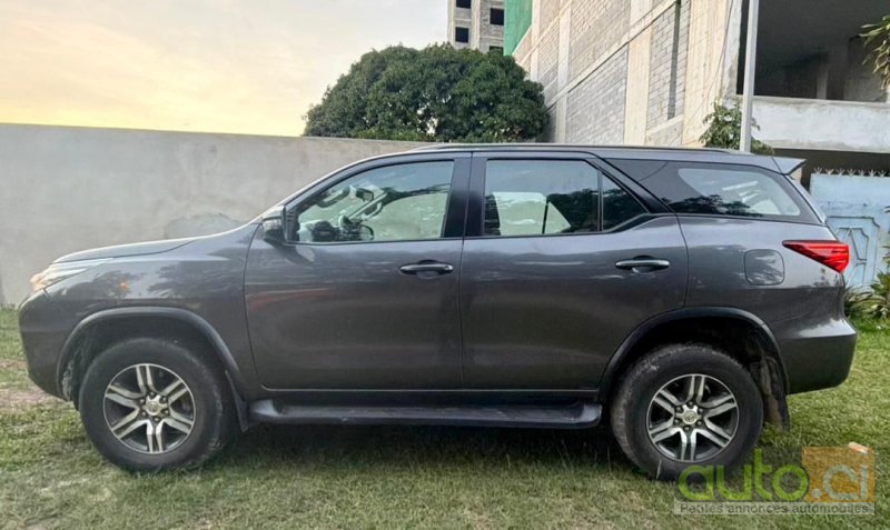 Photo 6 AUTO.CI : Toyota Fortuner  2.0L