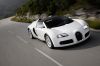 3/7
Samuel Eto'o possède par ailleurs une Bugatti Veyron, qui est toujours actuellement l'automobile la plus rapide du monde. Dans sa dernière version, la Grand Sport Vitesse, elle peut dépasser 420 km/h et coûte plus de deux millions d'euros TTC.