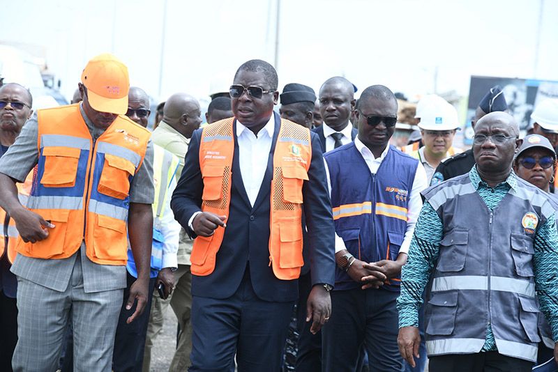 Travaux d'aménagement de l’autoroute périphérique d’Abidjan Y4 : Dr Amédée Koffi Kouakou visite les sections 2 et 3 du chantier
